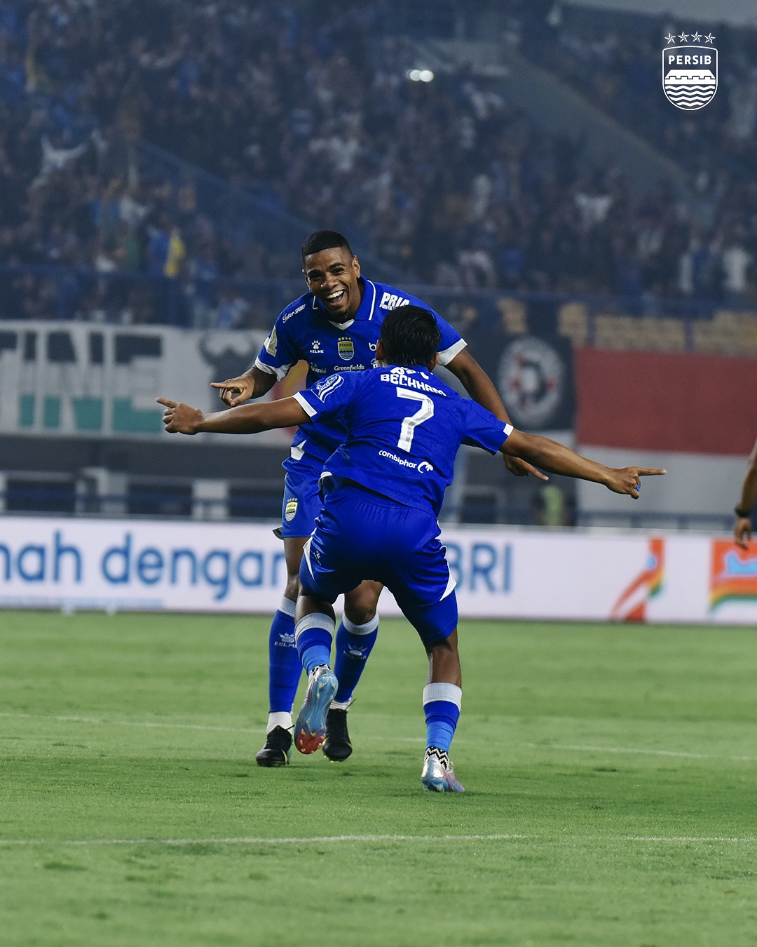 Persib Bandung kalahkan Persis Solo 2-0 meski bermain dengan 10 pemain