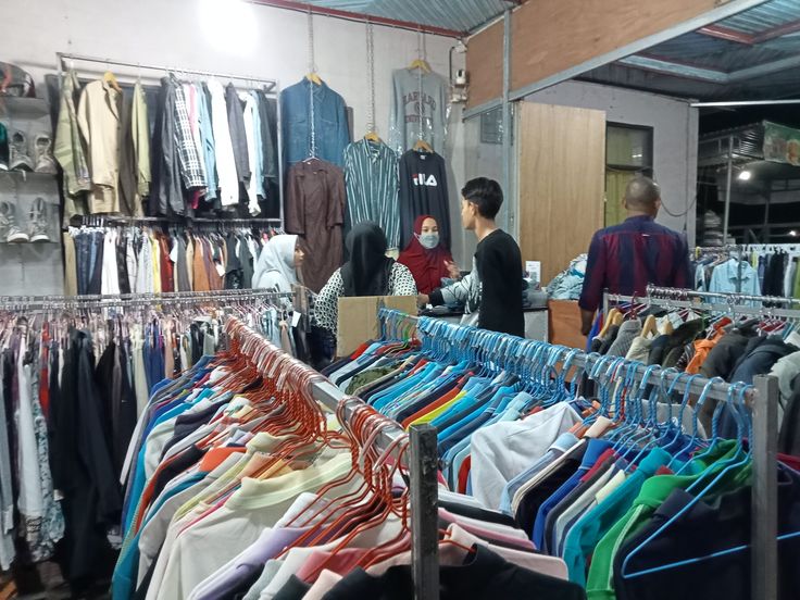 Prabowo Larang Penjualan Pakaian Bekas